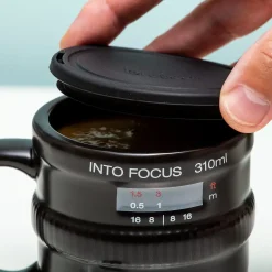 Ditverzinjeniet Mokken & Glazen|Into Focus cameralens beker