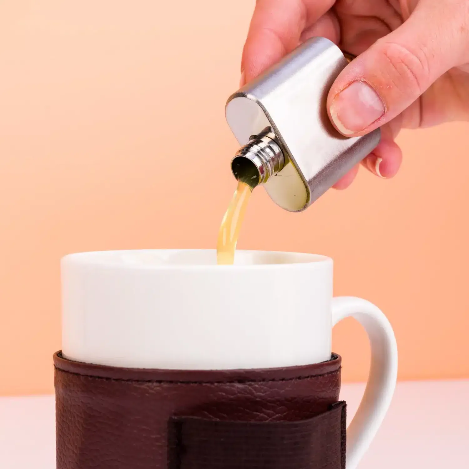 Ditverzinjeniet Mokken & Glazen|Mok met mini-heupflacon