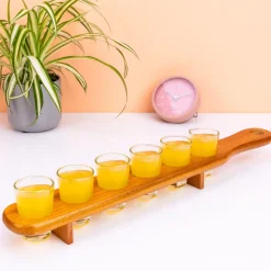 Ditverzinjeniet Borrelen|Zes shotglaasjes op serveertray